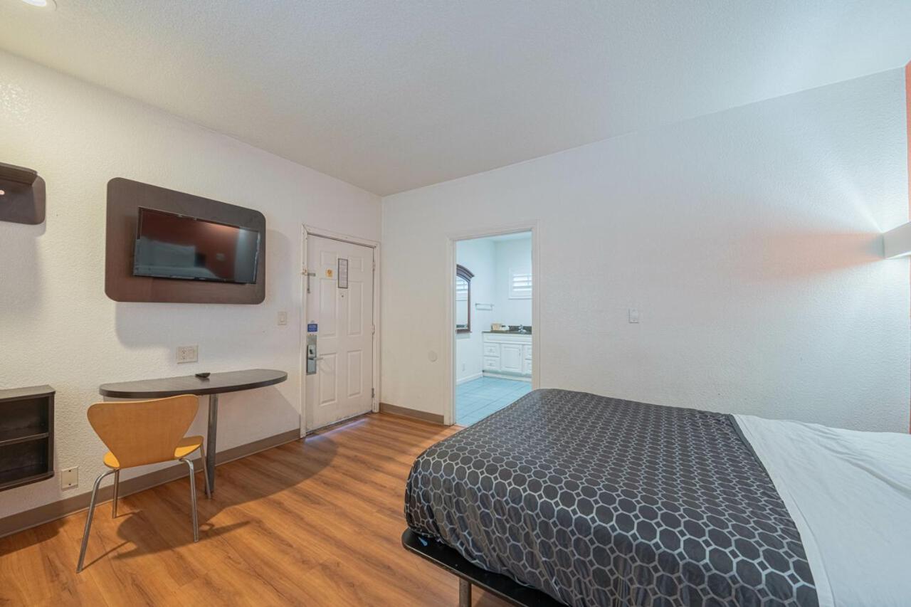 קסטרוביל Coastal Valley Inn מראה חיצוני תמונה